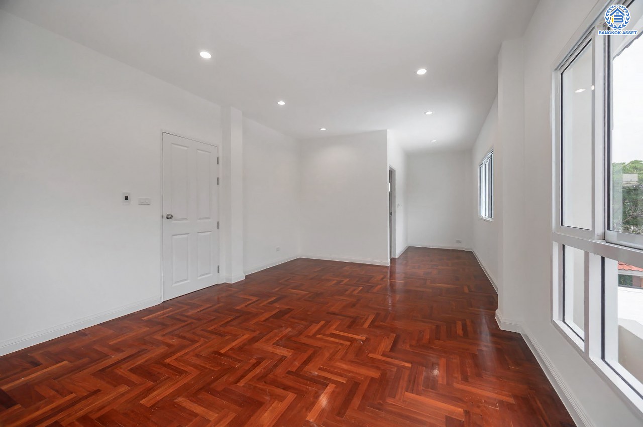 บ้านมือสองตกแต่งใหม่ โครงการ มณีรินทร์ เลคแอนด์พาร์ค ราชพฤกษ์-ติวานนท์ เนื้อที่ 64.1 ตร.ว. ฟังก์ชัน 4 ห้องนอน 3 ห้องน้ำ 1 ห้องอเนกประสงค์ จอดรถได้ 2 คัน บรรยากาศเงียบสงบเป็นส่วนตัว สิ่งอำนวยความสะดวกมากมาย บนทำเลติดถนนใหญ่ เชื่อมต่อถนนราชพฤกษ์ ใกล้จุดขึ้นทางด่วน "ศรีสมาน"...